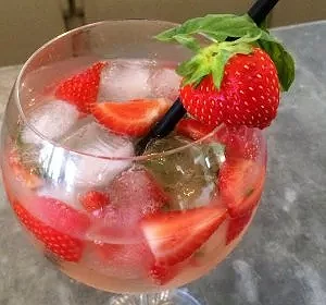 Le cocktail de l'été....du pineau rosé, des fraises, du basilic, des (…)