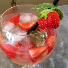 Le cocktail de l'été....du pineau rosé, des fraises, du basilic, des (...)